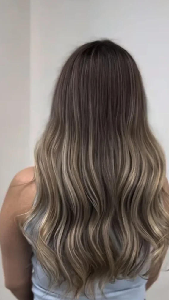 Balayage châtain sur cheveux longs réalisé au salon