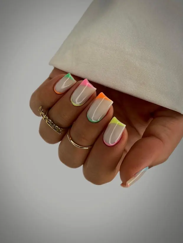 Nail art coloré réalisé au salon