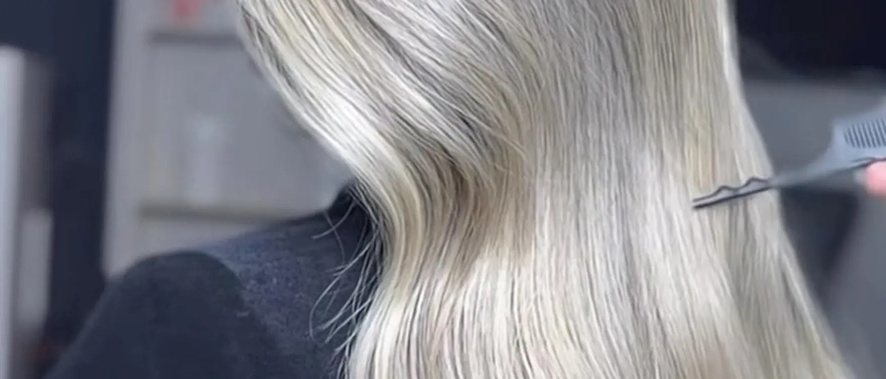 Blond platine sur cheveux longs ondulés réalisé au salon
